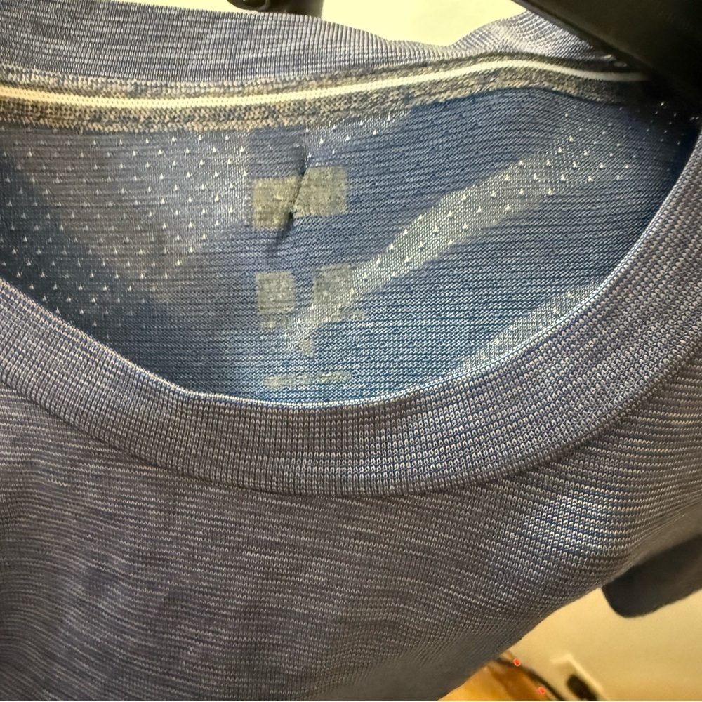 Uniqlo Men's Heathered Blue Short Sleeve Tee - Picture 3 of 7